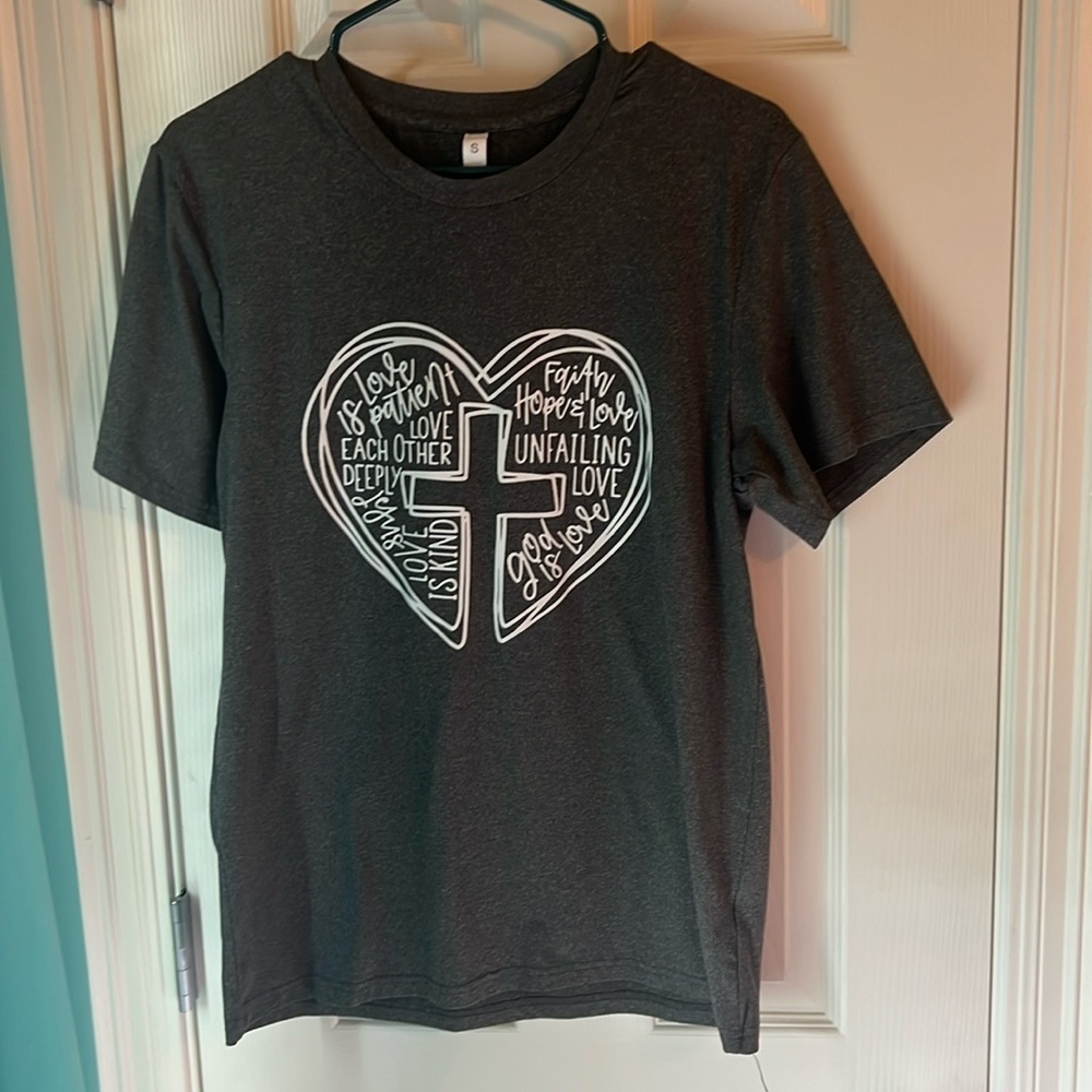 Very cute dark grey tee!✨